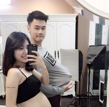 Lấy chồng và sinh con sớm gần đây đang dần trở thành một "lộ trình" quen thuộc với nhiều hot girl thế hệ mới. Nhiều hot girl ở độ tuổi 20-21 nhưng đã kết hôn và sinh con đầu lòng sau đó chỉ khoảng gần 1 năm. Sự trưởng thành sớm trong suy nghĩ và phong cách sống dường như là nguyên nhân chính để các cô nàng này quyết định lên xe hoa dù tuổi đời còn rất trẻ. Trang Lou - em gái của hot vlogger Huyme là một hot girl thế hệ mới tiêu biểu vừa kết hôn và sinh con trong năm nay.