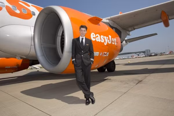 Hiện nay Luke vinh dự trở thành phi công và làm việc cho Easyjet sau khi hoàn thành nhanh nhất các bài kiểm tra điều kiện. Trước đó anh chàng đã hoàn thành khóa học 18 tháng, bao gồm 6 tháng rèn luyện với máy bay hạng nhẹ ở Arizona, Mỹ. Theo hồ sơ của Cơ quan Hàng không dân dụng, Luke là phi công trẻ tuổi nhất nước Anh.