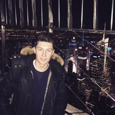 Gương mặt khôi ngô và những đường nét rất nam tính của Luke có độ sát thương lớn đối với các cô gái trẻ. Chỉ cần chiêm ngưỡng diện mạo và nghe qua tài năng của anh chàng này thôi thì tin chắc rằng hàng nghìn cô gái trên khắp thế giới sẵn sàng ứng tuyển làm bạn gái Luke.