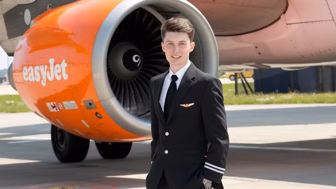 Hot boy nước Anh cuốn hút trong trang phục ngành...Theo: Eveningecho.