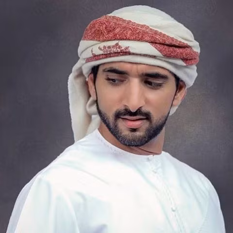 Khuôn mặt đẹp trai, chiếc mũi cao và đôi mắt sâu hút hồn, hoàng tử Hamdan khiến nhiều chị em mất ngủ mỗi khi xuất hiện trên truyền thông.