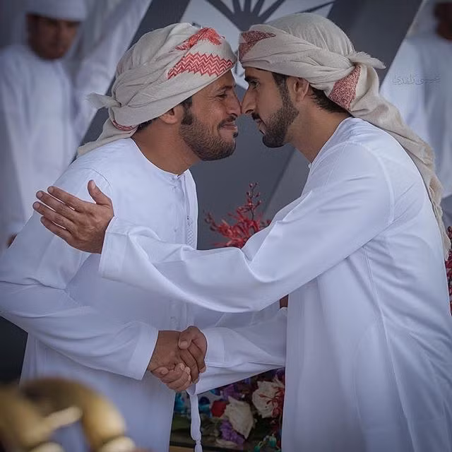 Hoàng tử Dubai đẹp trai luôn sống chan hòa và tình cảm với tất cả mọi người xung quanh anh.