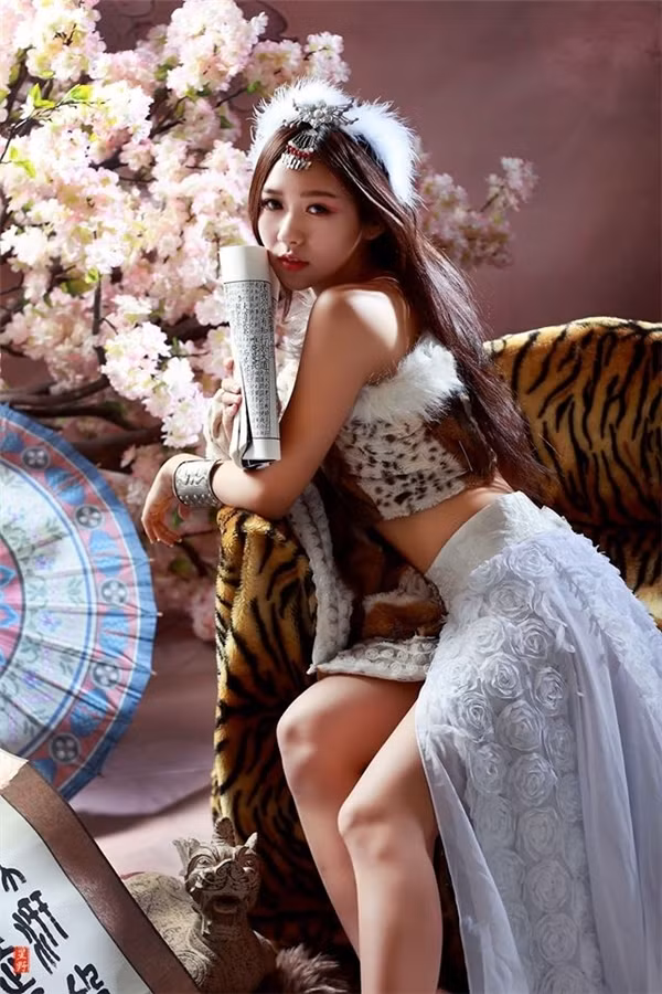 Cách tạo dáng chuyên nghiệp và đôi chân dài miên man của nữ thợ lặn làm cho nhiều người đồn đoán cô nàng có thể là người mẫu.