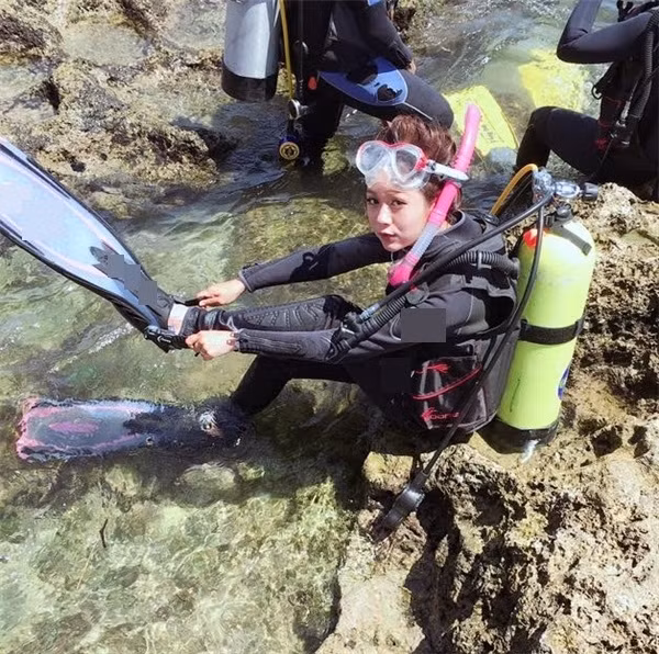 Trong các bức hình, người ta có thể nhận thấy, nữ thợ lặn xuất hiện trên bãi biển với gương mặt dễ thương, tinh nghịch và đôi mắt to tròn làm nhiều người nhìn không chớp mắt từ lúc cô đến cho đến lúc cô rời đi.