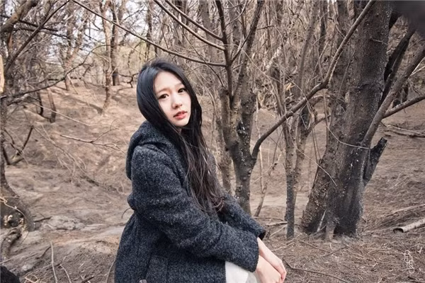 Thân hình cân đối, cùng với làn da trắng mịn càng tôn lên vẻ đẹp hút hồn của nữ thợ lặn xứ Chùa Vàng.