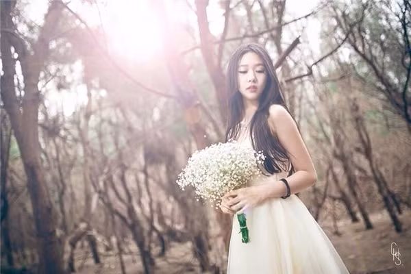 Những đường cong cơ thể dần được phô diễn, tuy thân hình của nữ thợ lặn Thái Lan không quá nóng bỏng nhưng vẫn cuốn hút lạ kỳ.