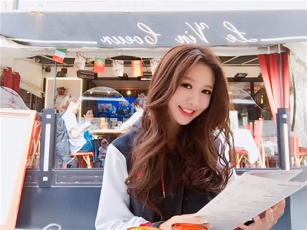 Luôn tự tin tạo dáng trên bãi biển trong gương mặt rất biểu cảm, nhiều người đồn đoán, có thể cô nàng là người mẫu hoặc ca sĩ. Hiện danh tính của nữ thợ lặn vẫn đang được dân mạng tìm kiếm.