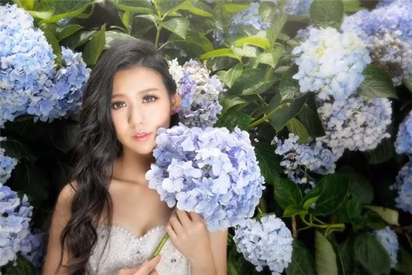 Nữ thợ lặn cười tươi trong mọi bức hình làm cho ai cũng có thể cảm nhận, chắc hẳn cô sẽ là một cô gái lạc quan, yêu đời nên mới có thể sở hữu nụ cười rạng rỡ đến vậy.