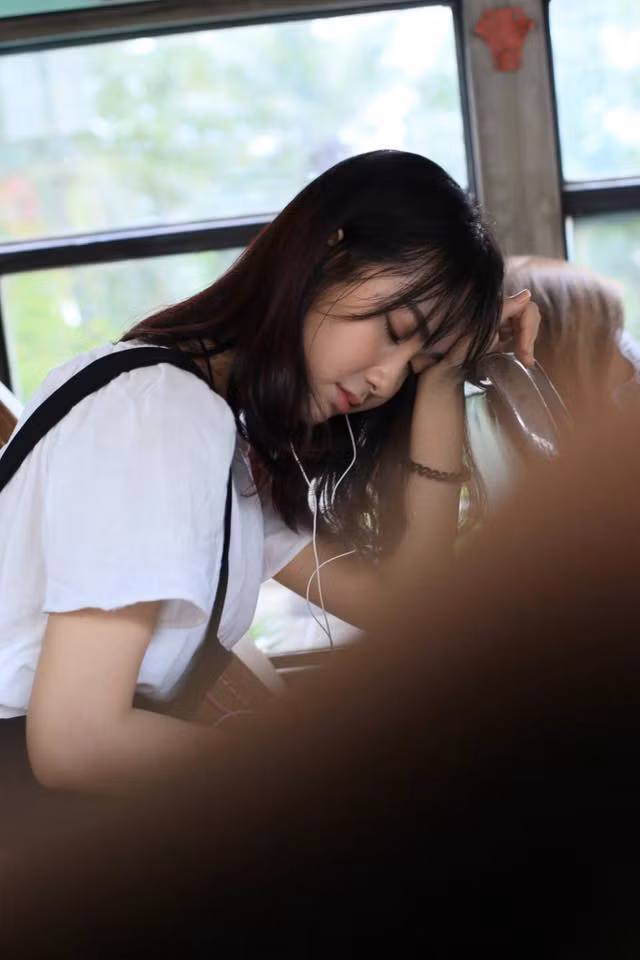 Dân mạng còn truyền tay nhau thêm một bức ảnh ngủ gật cô nàng trên xe, để lộ rõ khuôn mặt xinh xắn, ưa nhìn của mình. Chỉ trong thời gian ngắn, dân mạng Việt đã phát hiện ra trang cá nhân của cô nàng. Theo đó, cô nàng này sử dụng trang cá nhân tên Jang Mi, có gần 30 nghìn người theo dõi và chỉ trong chớp mắt, số lượng này đã tăng lên đáng kể sau khi clip cô hát trên xe bus được lan truyền.