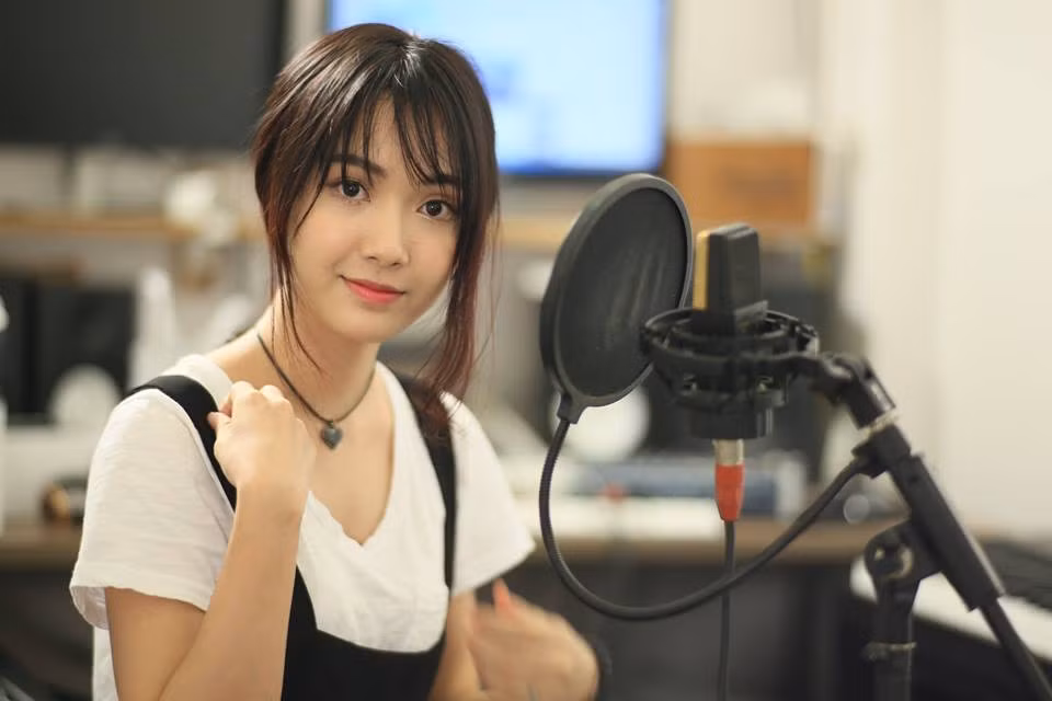 Được biết, ngoài giọng hát hay, Bảo Trang còn có khả năng chơi guitar rất điêu luyện. Thử tìm kiếm trên mạng, Bảo Trang còn có khá nhiều clip cover hấp dẫn, thu hút hàng chục nghìn lượt xem và chia sẻ khác. Dựa vào những điều này, dân mạng có thể dự đoán được ước mơ, định hướng của Bảo Trang là trở thành một ca sĩ chuyên nghiệp.