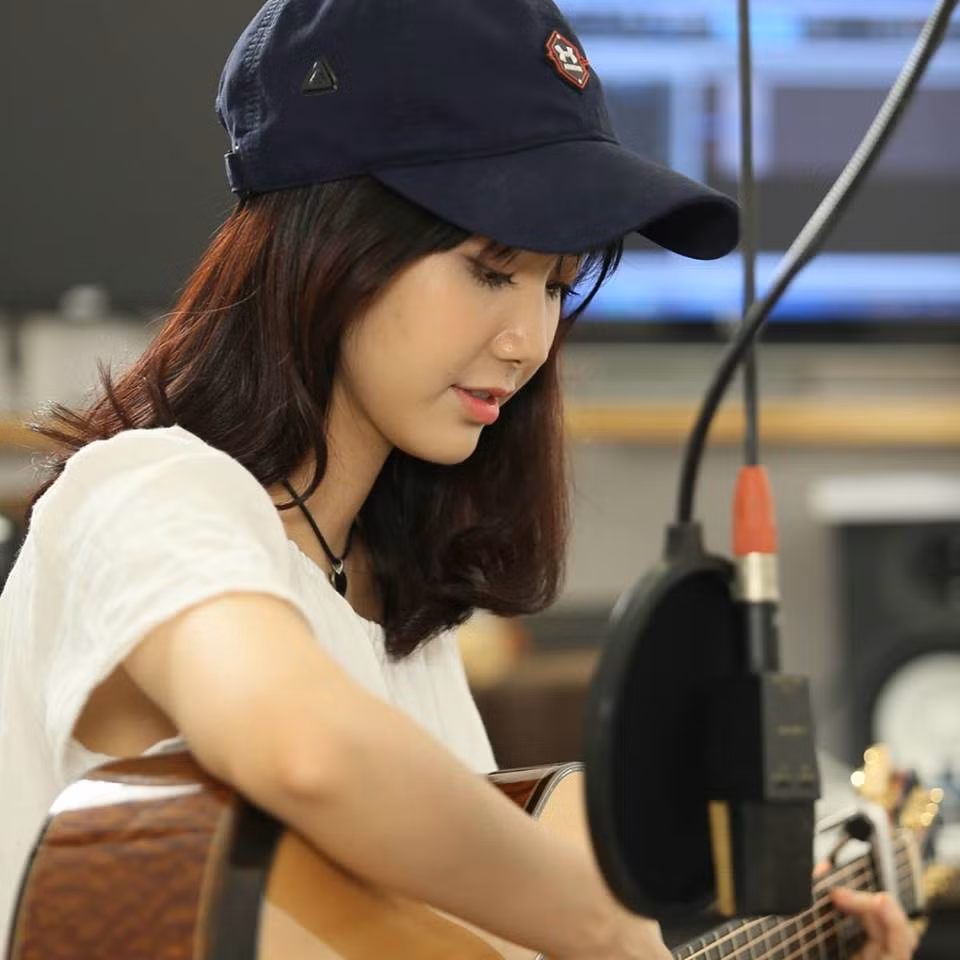 Bảo Trang tiết lộ: "Hôm nay đi học mình sẽ đeo mặt nạ để không ai nhận ra, quê quá. Có khi nào lên xe buýt cái bị đuổi xuống luôn không ta? Đừng nha, vì ngoài xe buýt mình không biết đi lại bằng gì khác. Không biết có ai đồng cảm với cảnh vừa đeo tai phone vừa hát không?". Trên Facebook, rất nhiều dân mạng, bạn trẻ sau khi tìm được " thiên thần xe buýt" đã ghé thăm trang cá nhân của cô để xem thêm nhiều bức ảnh đời thường khác, đồng thời thể hiện sự yêu quý, ngưỡng mộ cô bạn xinh đẹp, hát hay.