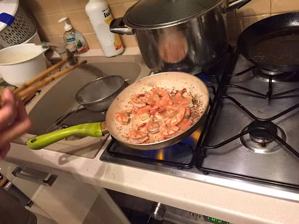 Theo những bức ảnh mà chị Phương Thảo chia sẻ, mâm cơm gồm 5 món bao gồm thịt quay, canh gà, tôm chiên, chả rán và rau trộn... tất cả đều được chồng của chị làm toàn vẹn từ đầu đến cuối. Không chỉ đầy đủ, tươm tất mà anh Tôn Tích Thuận còn rất gọn gàng, sạch sẽ, ngăn nắp trong quá trình nấu nướng, không bày ra cả "bãi chiến trường" như nhiều ông chồng khác mỗi khi vào bếp.