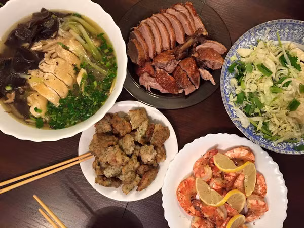 Theo nhận xét của nhiều bà mẹ trẻ thì đi làm về mà được thấy chồng chuẩn bị cho một mâm cơm tươm tất, đủ đầy và đẹp mắt như thế này thì có khi chưa ăn nổi cơm đã khóc trào nước mắt vì cảm động. Đàn ông vào bếp đã là chuyện hiếm, nấu ăn ngon, khéo léo hơn cả vợ như anh Tôn Tích Thuận lại càng khó tìm hơn... Chia sẻ câu chuyện và những hình ảnh này lên mạng, chị Phương Thảo thể hiện niềm tự hào, hãnh diện khi có một người chồng đảm đang, biết cách quan tâm vợ con và khéo léo trong cả những việc nhỏ nhất. Anh Tôn Tích Thuận vì thế cũng được xếp vào hàng những "người chồng trong mơ" mà bất cứ chị em nào cũng muốn lấy được.