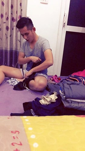 Không nấu ăn xuất sắc như anh Tôn Tích Thuận nhưng anh Nguyễn Anh Quân, sinh năm 1988, chồng của chị Trần Ngọc Ánh ở Hà Nội cũng được xếp vào hàng "vàng 10" khi có khả năng chăm con cực khéo. Cách đây không lâu, câu chuyện "chồng chăm con giỏi hơn chăm vợ" do chị Ngọc Ánh kể trên mạng xã hội cũng khiến cánh chị em phát sốt, ghen tị và vô cùng ngưỡng mộ.