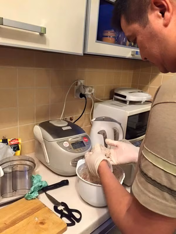 Những những thao tác của anh Tôn Tích Thuận khi nấu nướng, dân mạng có thể thấy ngay được sự khéo léo, quen tay của anh. Nếu như khu bếp vốn là "lãnh địa" của những người phụ nữ, thì với anh Thuận, khu bếp dường như cũng là "sàn diễn", là "sân khấu" để anh trình diễn sự đảm đang, thể hiện tình cảm dành cho vợ, con thông qua những món ăn ngon, trình bày đẹp mắt và đảm bảo về mặt dinh dưỡng.