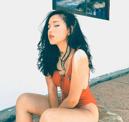 Châu Bùi hay Chou Chou - là cái tên đã không còn xa lạ với cộng đồng mạng Việt thời gian gần đây. Nhắc đến Châu Bùi, dân mạng nghĩ ngay đến những bức ảnh "sexy chết người" hút hàng nghìn lượt like đăng tải trên Instagram của cô hot girl nhỏ xinh này. Từng bị gọi là "bé hạt tiêu" vì thân hình khá gầy gò, vậy điều gì đã khiến tên tuổi Châu Bùi "phất" lên và nổi tiếng nhanh như diều gặp gió trong khoảng chỉ 1 năm trở lại đây? Ảnh trong bài: Facebook nhân vật/Decao.