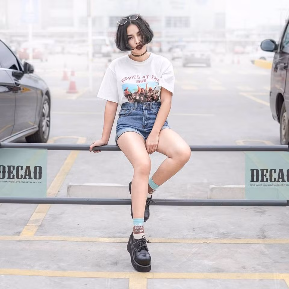 Nhờ những cách tạo dáng chuyên nghiệp và việc lựa chọn trang phục hợp lý, hot girl 19 tuổi phô diễn nhiều hơn vẻ đẹp và sự sexy của mình. Ảnh: Decao.