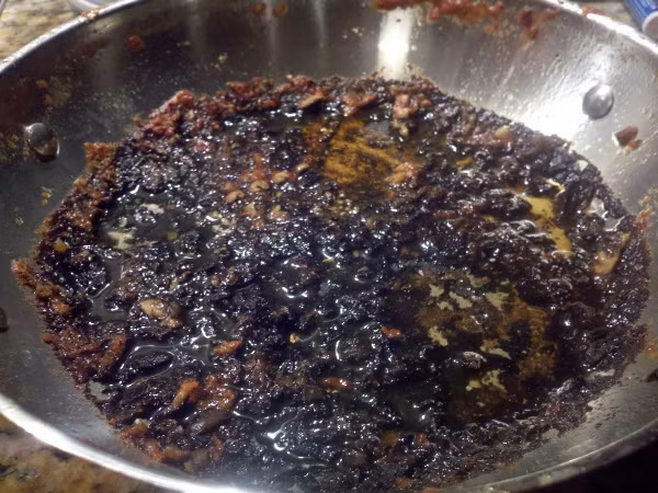 Còn đây là những gì còn sót lại sau khi "gấu" quyết định làm món sườn xào chua ngọt. Chứng kiến cảnh tượng này, có thể các bà mẹ chồng sẽ phải ngất lên ngất xuống bởi khả năng, sự sáng tạo không giới hạn của các cô con dâu tương lai.