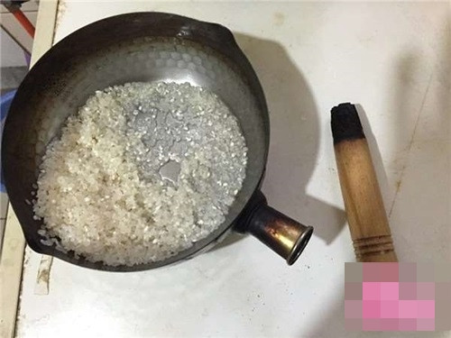 Không hiểu món ăn trong bức ảnh này được gọi là gì và vì sao chiếc chảo lại bị phá hoại một cách tàn bạo như thế này... Trong đời sống hiện đại, chuyện các cô gái không biết bếp núc, nội trợ không phải là chuyện hiếm. Dù quan niệm của mọi người nay đã khác xưa, bớt khắt khe hơn với những người phụ nữ nhưng những việc nấu nướng tối thiểu mà họ cũng không thể làm được thì vẫn thật khó có thể chấp nhận.