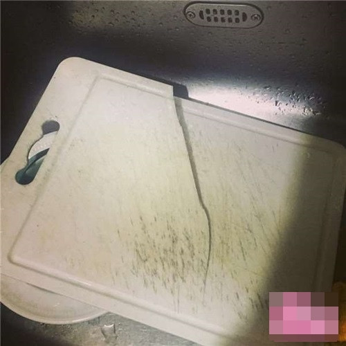 Sự vụng về của các cô gái không biết nội trợ nhưng vẫn nhiệt tình vào bếp để thể hiện bản thân có thể sẽ tạo ra những hậu quả kinh hoàng như thế này.