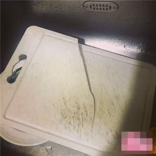 Sự vụng về của các cô gái không biết nội trợ nhưng vẫn nhiệt tình vào bếp để thể hiện bản thân có thể sẽ tạo ra những hậu quả kinh hoàng như thế này.