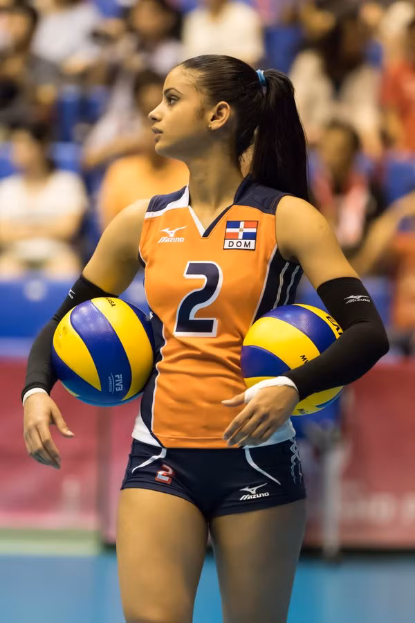 Nói không ngoa, chính những pha bay người cứu bóng, những lần ngã trên sân để giữ điểm cho đội nhà đã làm nên "thương hiệu" của Maria Fernandez Perez. Chính nhờ những cú ngã này mà cô nàng được nhiều người chú ý hơn khi cô luôn là tâm điểm của các camera.