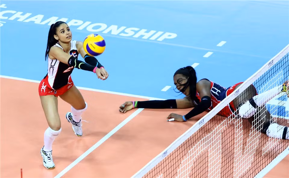 Sau các trận đấu của đội tuyển Cộng hòa Dominica, khán giả, dân mạng lại truyền tay nhau rất nhiều hình ảnh, đoạn clip ghi lại màn trình diễn của Maria Fernandez Perez. Dù không phải lần nào cũng cứu bóng thành công nhưng những pha bay người của nữ VĐV này cũng đủ cho thấy nỗ lực thi đấu, sự phấn đấu không ngừng nghỉ.