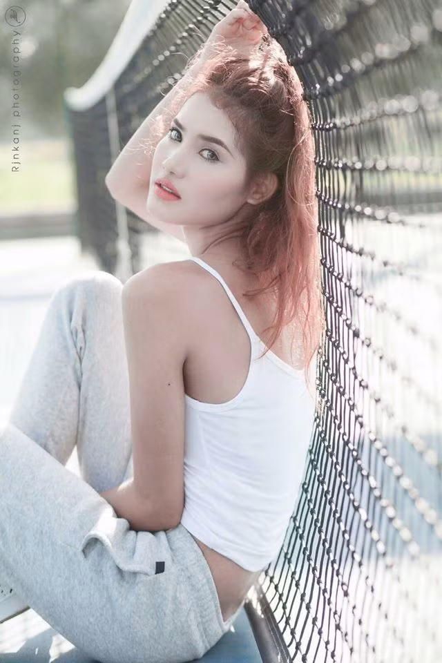 Là một cô gái sống xa nhà, vào nam lập nghiệp, sẽ không thể tránh khỏi những khó khăn, cám dỗ trong cuộc sống. Tuy nhiên, người ta luôn thấy cô gái nhỏ mạnh mẽ, nỗ lực và luôn cố gắng hoàn thành tốt các bộ ảnh theo yêu cầu của nhiếp ảnh gia. Cô nàng chia sẻ, khi thực hiện bộ ảnh cưới mới đây nhất, cô gặp khá nhiều khó khăn khi di chuyển vì bối cảnh xa xôi, thế nhưng không vì thế mà July nản chí. Vì lòng yêu nghề và đam mê thể hiện trước ống kính nên cô nàng sẵn sàng đối mặt với những thử thách đó.