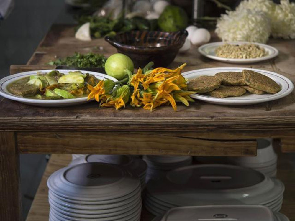 Rang trứng muỗi trên chảo hoặc sấy khô và kẹp cùng với bánh mì để ăn cũng là những cách chế biến phổ biến khác của trứng muỗi. Ảnh: blogspot.