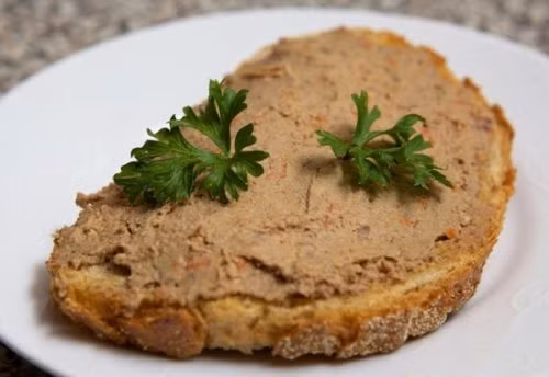 Những người mắc các chứng bệnh về tim mạch chỉ nên ăn pate 1 lần/ tuần để đảm bảo sức khỏe. Ảnh: sam.