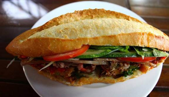 Bánh mì chứa một lượng lớn bột - một loại chất kết dính. Đó là lý do tại sau ăn nhiều bánh mì sẽ gây ra táo bón. Ảnh: daylambanh.