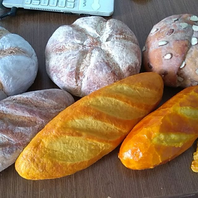 Bánh mì cũng không phù hợp với người bị tim mạch và cao huyết áp. Ảnh: shopee.