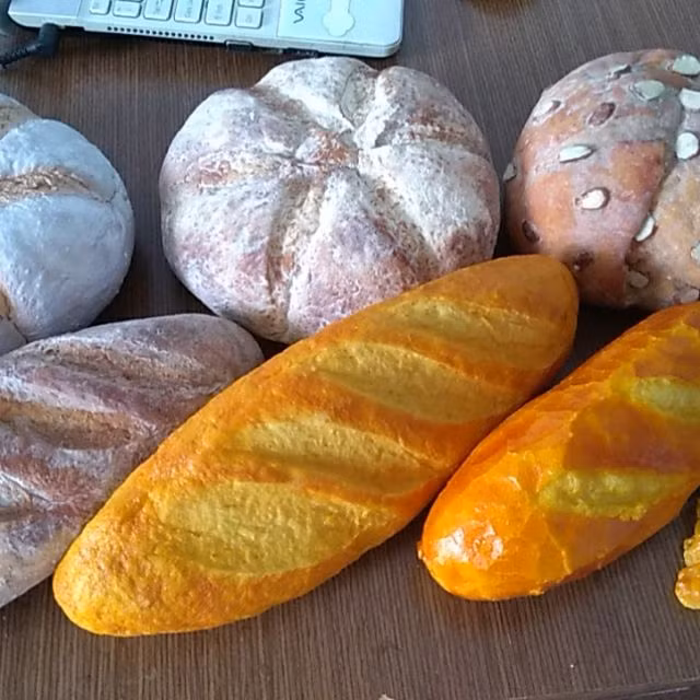 Bánh mì cũng không phù hợp với người bị tim mạch và cao huyết áp. Ảnh: shopee.