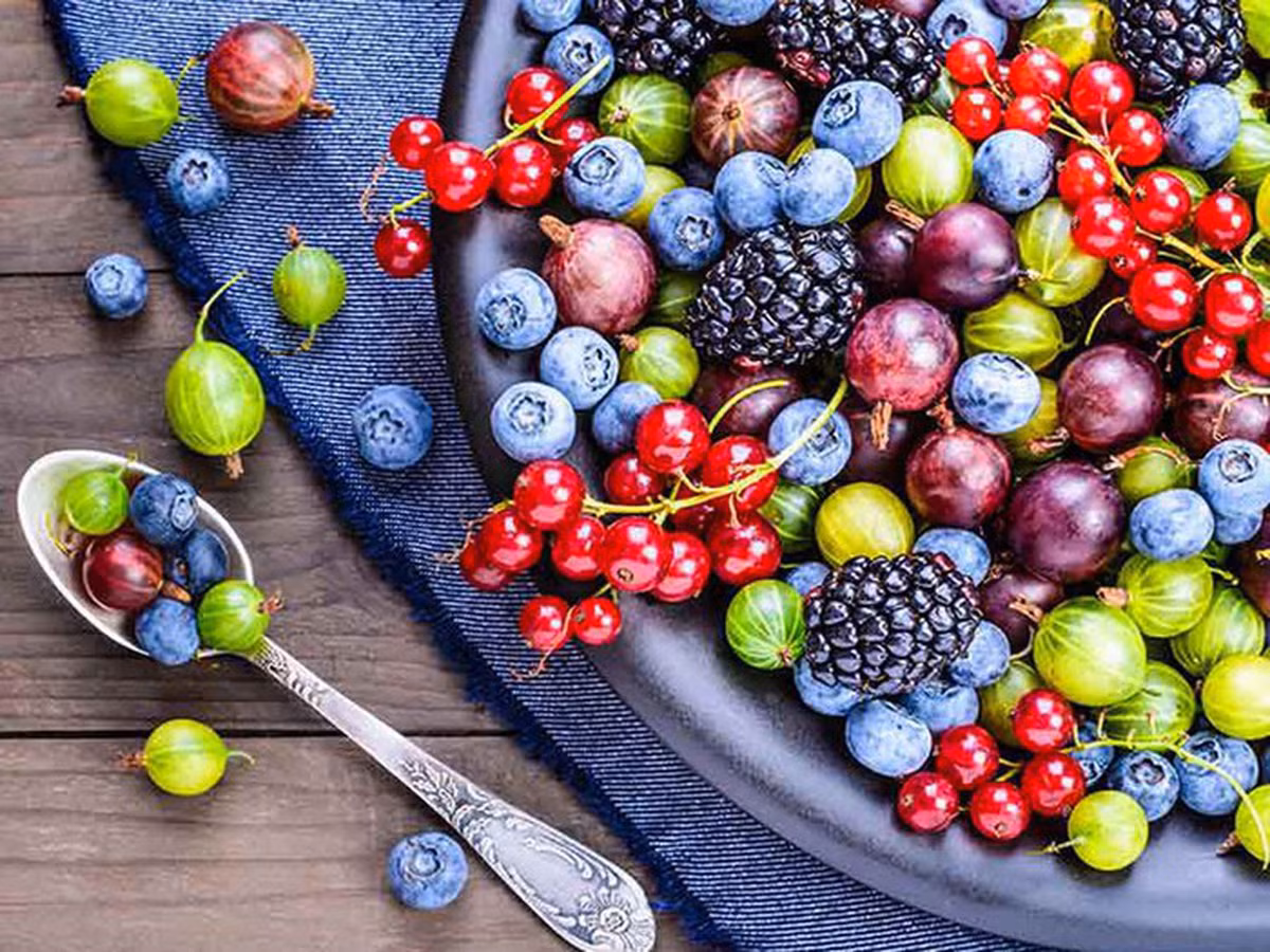 Các loại trái cây và quả mọng cũng có thể giúp giảm lượng cholesterol và cải thiện sức khỏe tim mạch do chứa nhiều chất xơ và các chất chống oxy hóa. Ảnh: tieudungvne.