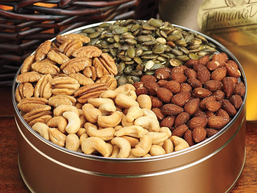 Các loại hạt, đặc biệt là hạnh nhân và óc chó, có chứa nhiều chất béo và chất xơ giúp giảm lượng cholesterol, cùng các khoáng chất có thể cải thiện sức khỏe tim mạch. Ảnh: pittmandavis.