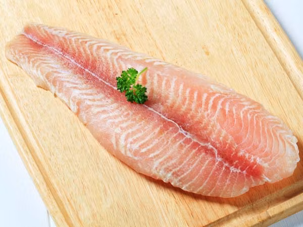 Cá hồi cũng là thực phẩm có tác dụng cân bằng hormone do chứa axít béo omega-3 giúp điều chỉnh mức insulin và bã nhờn trong cơ thể.