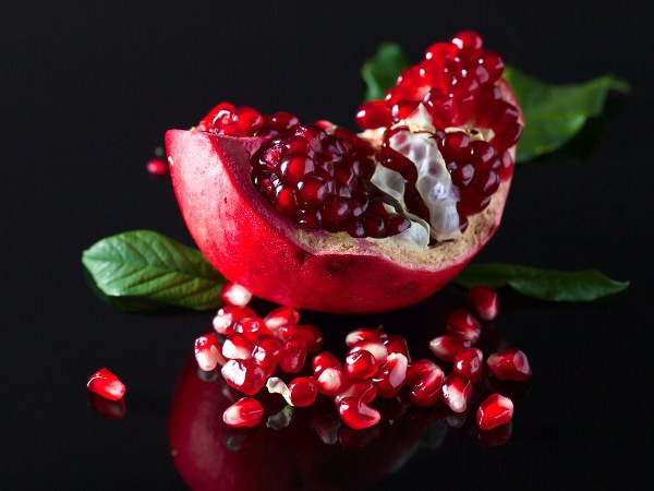 Nghiên cứu cho thấy uống nước ép lựu giúp cân bằng mức hormone giới tính nam và nữ như testosterone và estradiol.