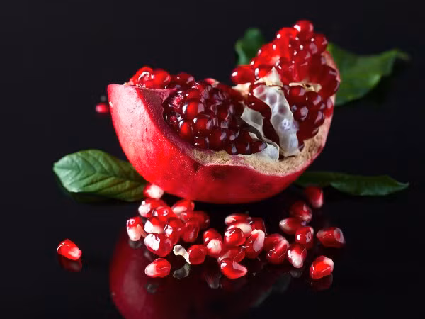 Nghiên cứu cho thấy uống nước ép lựu giúp cân bằng mức hormone giới tính nam và nữ như testosterone và estradiol.