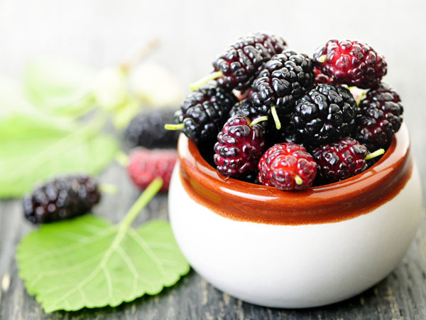 Quả mâm xôi là một nguồn vitamin K tuyệt vời, nếu ăn loại quả này hàng ngày sẽ giúp duy trì xương chắc khỏe. Được biết, 100g quả mâm xôi chứa 19,8 mcg vitamin K.