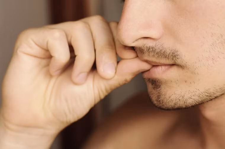 Lý do là những biểu bì để bảo vệ da đã bị mất đi trong lúc bạn cắn móng, do đó vi khuẩn sẽ dễ xâm nhập vào và gây tổn thương da. Ảnh: tinmoi.