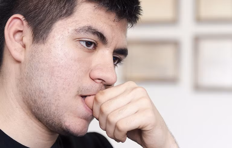 Nguyên nhân là do vi khuẩn từ móng tay xâm nhập vào miệng khiến người có thói quen cắn móng tay dễ bị bệnh hơi thở có mùi hôi. Ảnh: safetyandhealthmagazine.