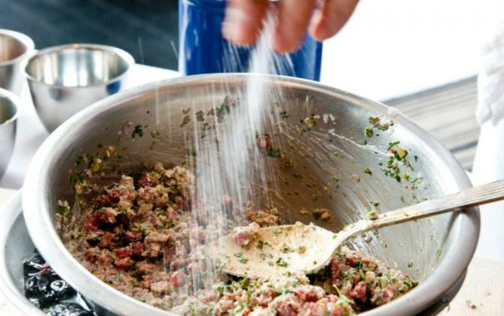 Việc giảm bớt những món ăn nhiều muối có thể giúp tránh kích hoạt hormone có liên quan tới sinh sản là neurokinin B, dẫn đến cơ thể dậy thì sớm và gây hại cho hệ tiêu hóa, thận. Ảnh: zadn.