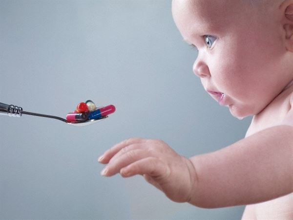 Điều này sẽ làm cơ thể thay đổi quá trình bài tiết, gây ra hiện tượng dậy thì sớm ở trẻ. Ảnh: baokhinhi.