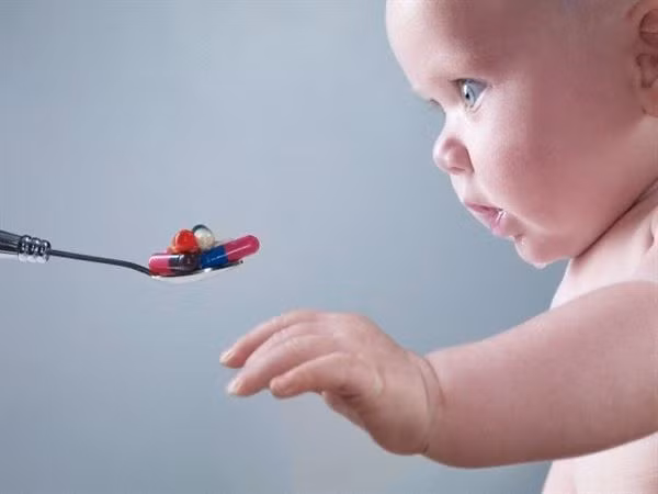 Điều này sẽ làm cơ thể thay đổi quá trình bài tiết, gây ra hiện tượng dậy thì sớm ở trẻ. Ảnh: baokhinhi.