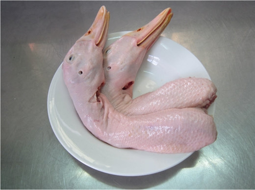 Khi trẻ ăn nhiều thịt cổ thì đồng nghĩa bé sẽ bị kích thích phát triển gây ra dậy thì sớm. Ảnh: giaoducthoidai.