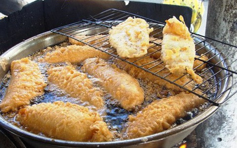 Thực phẩm chiên, rán cũng nằm trong nhóm thực phẩm có thể gây dậy thì sớm ở trẻ. Ảnh: sohacdn.