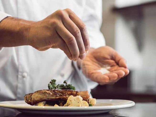 Những món ăn chứa nhiều muối cũng nên được hạn chế trong thực đơn của trẻ. Ảnh: plo.