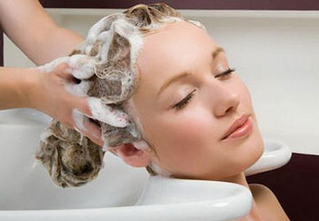 2. Dùng nước nóng gội đầu: Gội đầu bằng nước nóng làm mất đi lớp dầu khiến tóc khô và mất nước. Đây cũng là nguyên nhân khiến tóc bị gãy và chẻ ngọn.