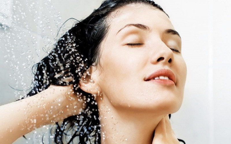 3. Không rửa tay trước khi gội đầu: Hãy dừng ngay thói quen khi đi tắm là ngay lập tức làm ướt tóc và thoa dầu gội. Bạn nên rửa tay kỹ trong ít nhất 30 giây trước khi thoa dầu gội để loại bỏ chất bẩn trên tay và giúp giữ cho tóc sạch hơn.