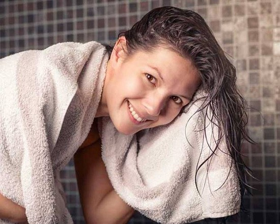 8. Lau tóc quá mạnh: Sau khi gội đầu, dùng khăn tắm lau tóc quá mạnh sẽ khiến tóc bị hư tổn, rối và chẻ ngọn. Bạn nên lau tóc nhẹ nhàng và sau đó, để tóc khô tự nhiên.